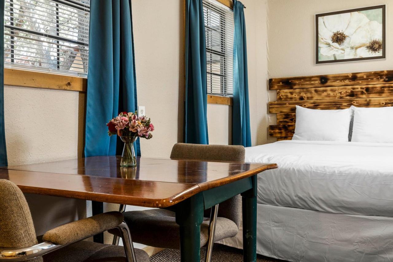 The Claire Hotel Canyon Lake Exterior foto
